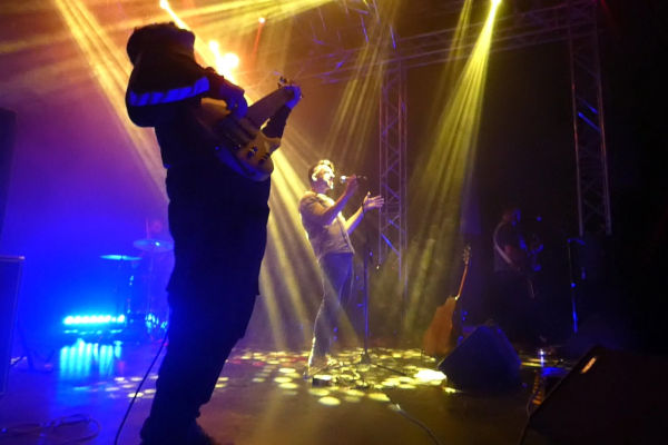 Banda a atuar ao vivo no Algarve